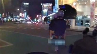 超糗！無照騎改裝車把妹　逞威拒檢狼狽曝