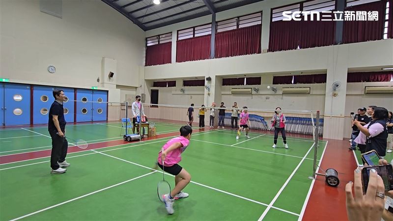 為了讓小選手們能安心練球，校隊教練團不惜到校外球館打工換球，甚至自掏腰包買新球。（圖／記者吳泊萱攝影）