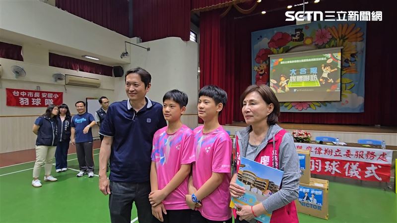 運彩公會理事長何昱奇（左）喊話運動部長李洋，希望政府能提撥購球經費，培育優秀選手。（圖／記者吳泊萱攝影）