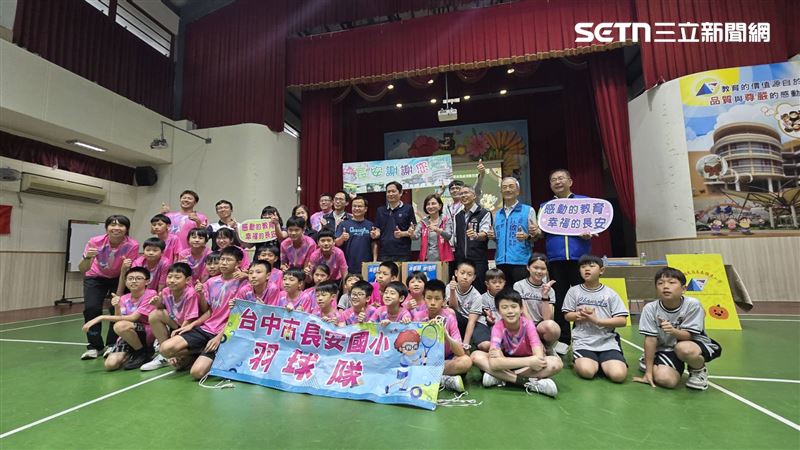 運彩公會理事長何昱奇捐贈1800顆羽毛球給長安國小。（圖／記者吳泊萱攝影）