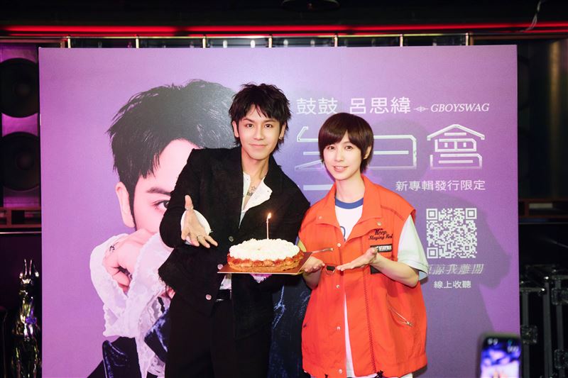 魏嘉瑩驚喜送上蛋糕及蛋捲，祝鼓鼓生日快樂。（圖／相信音樂提供）