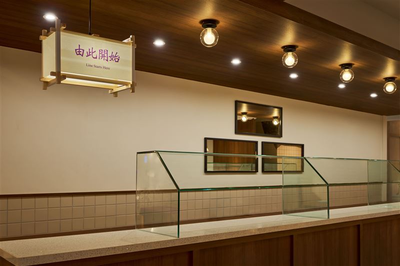 小品雅廚市府店長型吧台保留「看菜點菜」的互動儀式。(圖／小品雅廚提供）