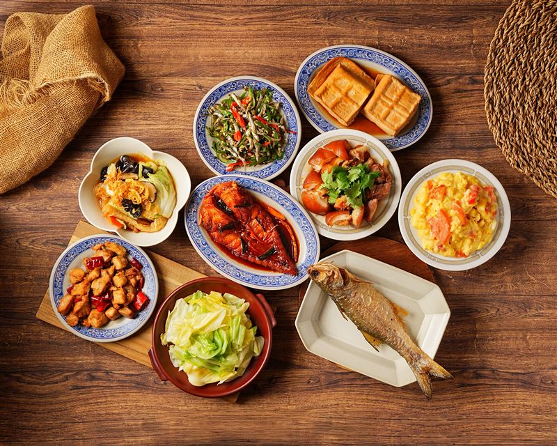 小品雅廚二店菜色和本店一樣，必比登推見的紅燒蹄膀、乾燒茄子、滷白菜通通吃得到。(圖／小品雅廚提供）