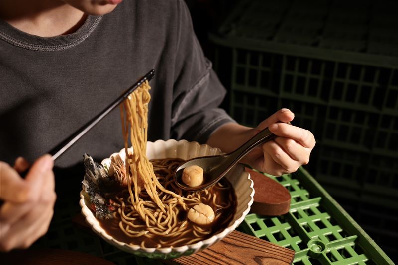 倉餅新菜推薦「蝦捲乾拌麵」。(圖／倉餅提供）