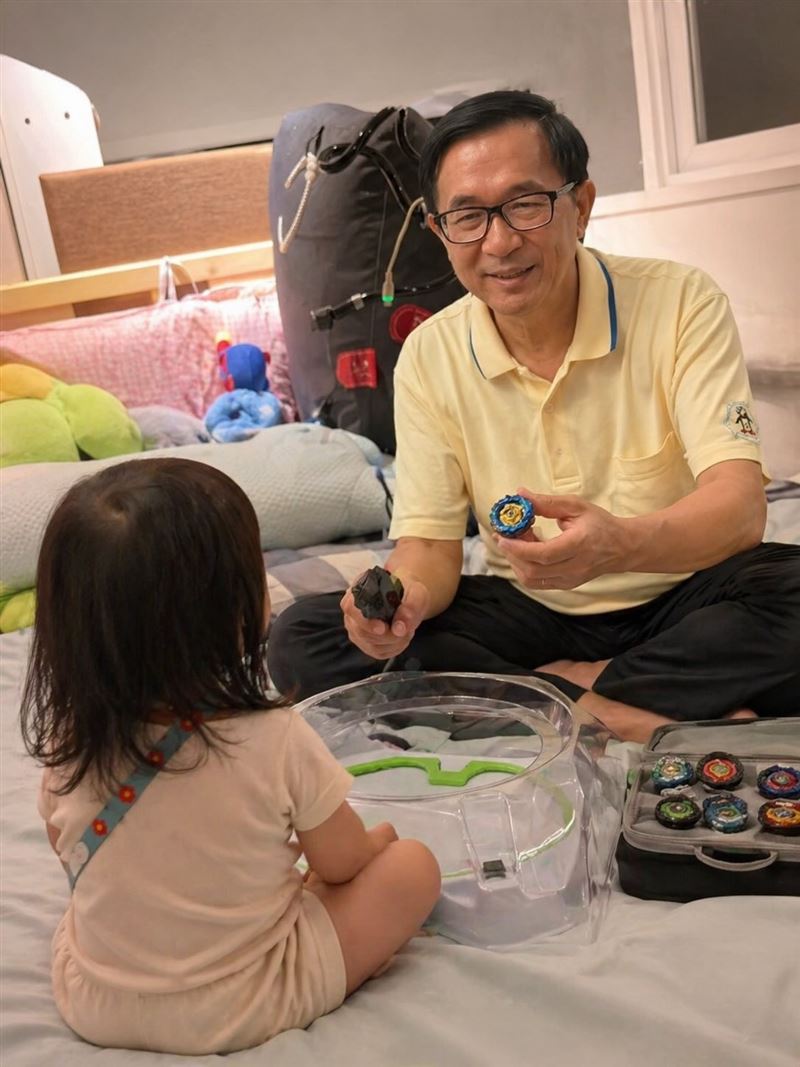 陳水扁也親自回應，貼出與孩子玩戰鬥陀螺的AI照片。（圖／翻攝自Threads）