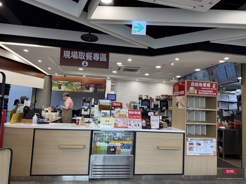 摩斯漢堡推出自助取餐櫃加速取餐速度。（圖／品牌業者提供）