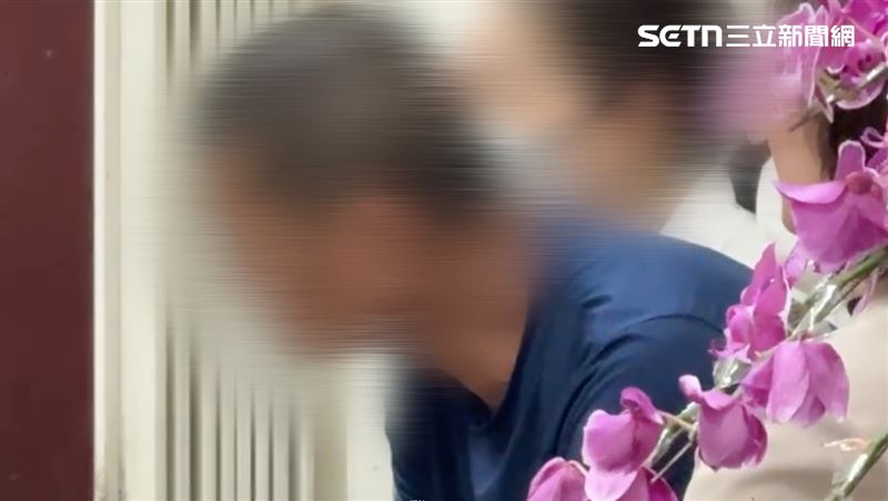 家屬接獲噩耗趕到殯儀館，白髮人送黑髮人，臉上無不掛著錯愕與傷痛。（圖／翻攝畫面）