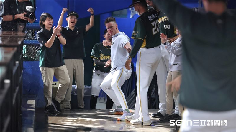 中職37年例行賽，台鋼雄鷹洋投坎南在休息區玩保齡球打出全倒。（圖／記者劉彥池攝影）