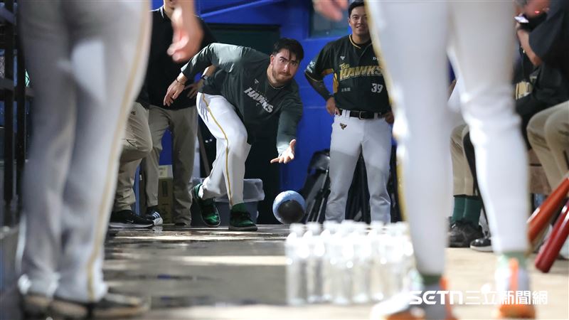 中職37年例行賽，台鋼雄鷹洋投艾速特在休息區玩保齡球。（圖／記者劉彥池攝影）