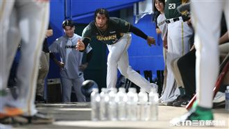 新莊暴雨延後打　洪一中帶頭雄鷹打保齡球