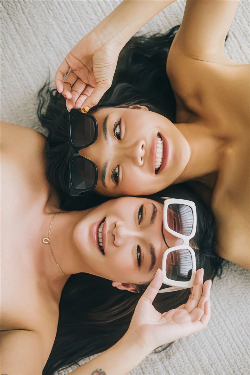 小象與閨蜜羊里長一起拍裸照，「為我們的3字頭的歲月，留下最少女的模樣也最迷人的樣子！」（圖／翻攝自小象愛出門臉書）