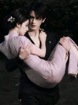 王楚然化身復仇大嫂！《這一秒過火》張凌赫暴雨公主抱，網友全瘋了！（圖／翻攝自微博）