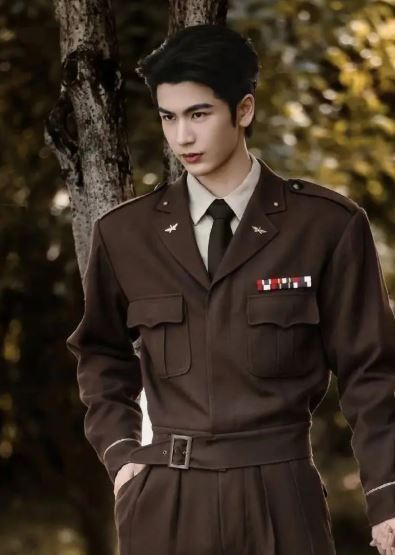 張凌赫瘋批軍裝絕了！（圖／翻攝自微博）