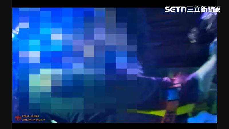 警消獲報到場，發現一輛機車不明原因失控自摔，整車衝入路旁水溝。（圖／翻攝畫面）