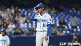 中職37年例行賽，富邦悍將先發投手陳品宏透過Pitchcom聽暗號。（圖／記者劉彥池攝影）