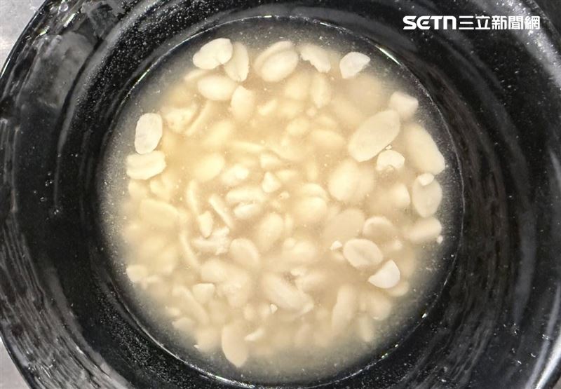 「曾心豆花」老闆曾先生說，店裡都是使用進口花生，因為國產量少價高。（圖／記者蔣季容攝影）