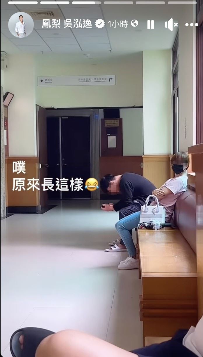 鳳梨先前親赴嘉義地檢署，拍攝不遠處的一對男女，暗指其中男子就是馮語婷。（圖／翻攝自鳳梨IG）