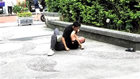 光頭男遭剪刀腳鎖喉（圖／翻攝自黑色豪門企業）