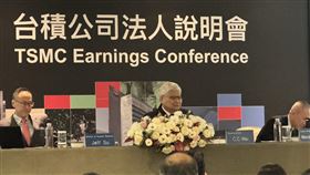 台股站上4萬點，金管會放寬主動式ETF單一持股至25%，點燃「高含積量」標的戰火。00991A單周漲7.3%奪冠，00985A持股更逼近3成。專業經理人憑藉靈活權值配置，在AI基建熱潮中成功擊敗大盤。（圖／記者廖珪如攝影）
