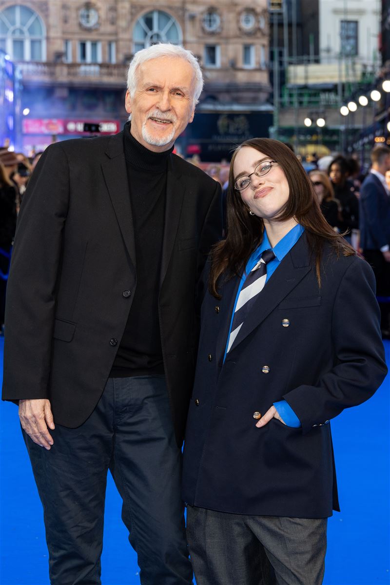 本片由奧斯卡名導詹姆斯卡麥隆（James Cameron）與怪奇比莉（右）共同執導。（圖／UIP提供）