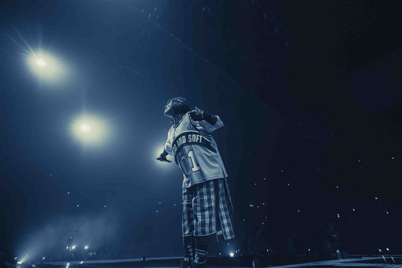 《怪奇比莉－溫柔重擊巡迴演唱會3D電影》透過沉浸式3D影像技術，把震撼現場搬進戲院。（圖／UIP提供）