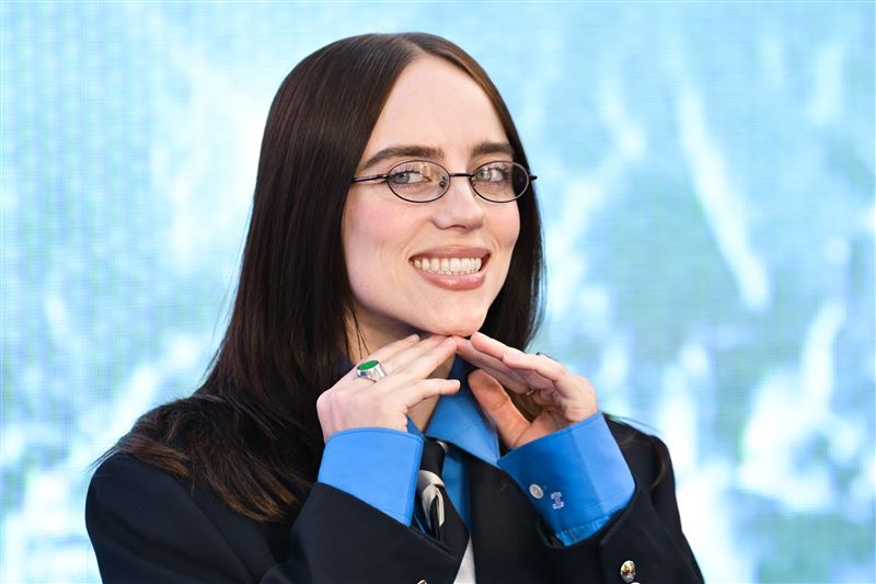 《怪奇比莉－溫柔重擊巡迴演唱會3D電影》記錄怪奇比莉（Billie Eilish）世界巡迴演唱會期間的精彩舞台。（圖／UIP提供）