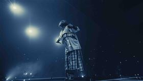 《怪奇比莉－溫柔重擊巡迴演唱會3D電影》透過沉浸式3D影像技術，把震撼現場搬進戲院。（圖／UIP提供）