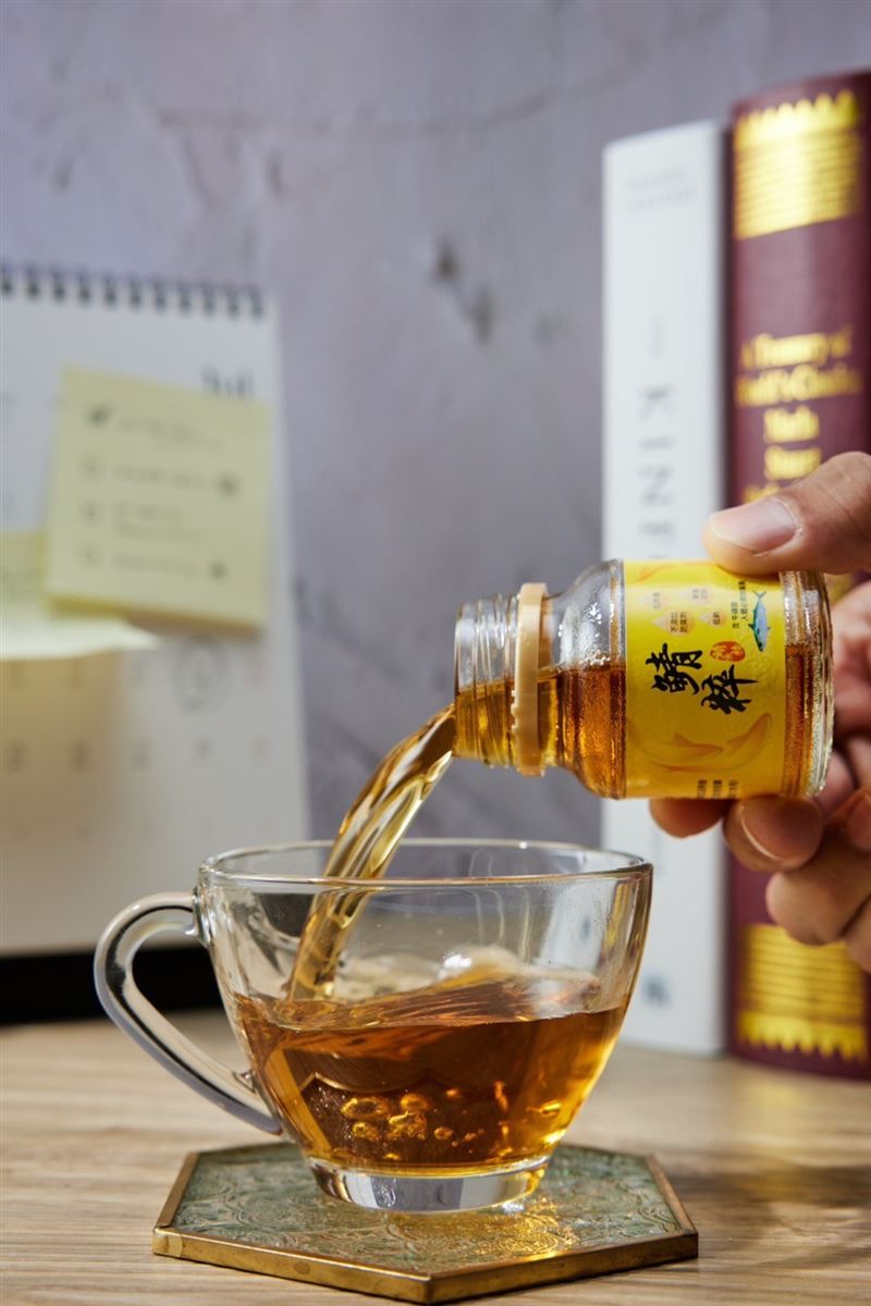 鯖粹精華液以溫水沖泡後呈現琥珀色澤,口感溫潤,展現日常保健飲用的便利性與質感。(圖/拾粹院提供)
