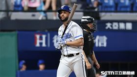 中職37年例行賽，富邦悍將外野手邦力多代打遭到三振。（圖／記者劉彥池攝影）