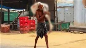 印度一名男子為了提領過世姊姊帳戶內的存款，竟將其遺骨挖出並帶到銀行門口。（圖／翻攝自Malayam Newspaper）