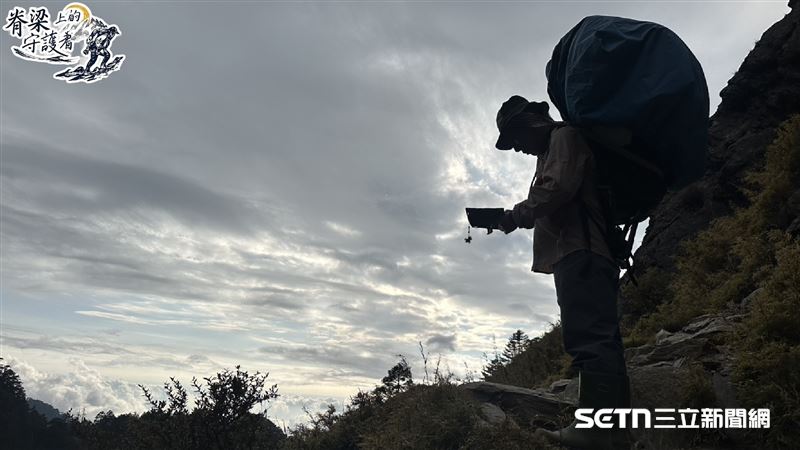真的是名副其實的「負重前行」！每次上山，都得背上8天的糧食、換洗衣物和救援裝備等，總重量約20～30公斤。從照片中可以看到，劉居賜背後的裝備幾乎是大半個他了，但從登山口到排雲山莊，他最快能2小時多就抵達，若慢一點的話，也只要3、4個小時內。（圖／記者張雅筑攝）