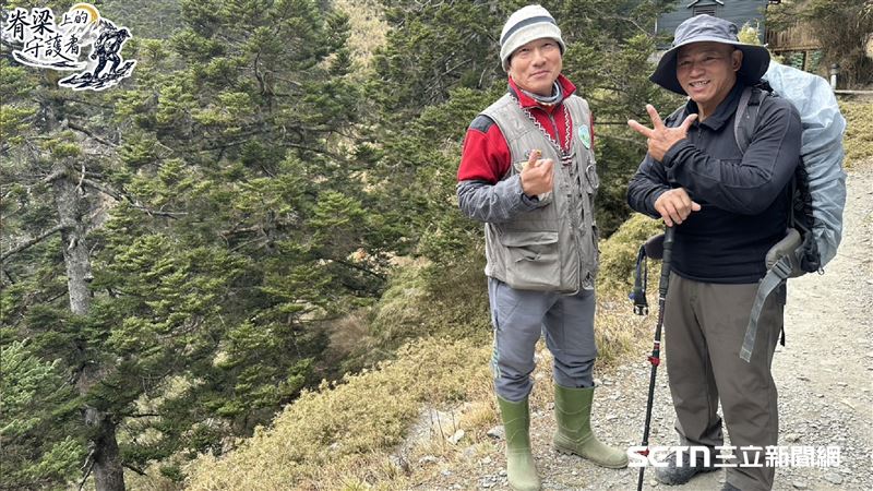 （圖左）資深保育巡查員劉居賜與方有水（圖右），談及山友，他們的想法和心態一致，那就是：把對方當成家人，把對方的困難當成自己家人的事，而不是當遊客，所以他們發生什麼事情時，你一定會去救，而且會用最快的速度。（圖／記者張雅筑攝）