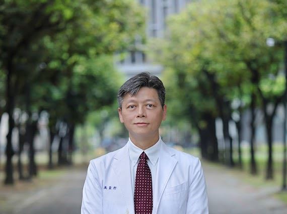 成大醫院家庭醫學部吳至行教授示警，在人口跨國流動頻繁下，除了病毒外，肺炎鏈球菌也是不可忽視的重要威脅，及早接種肺炎鏈球菌疫苗、建立防護屏障，才是保障個人與家庭最有效的防治方式。（圖／翻攝畫面）