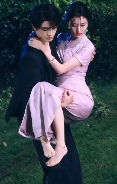 全網狂傳！王楚然旗袍腰身驚艷，張凌赫「紳士手」細節曝光圈粉無數。（圖／翻攝自微博）