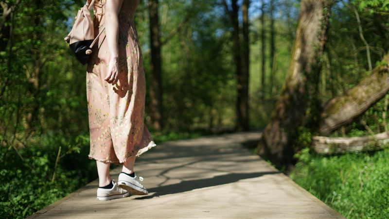 走路對身體好處多。（示意圖／unsplash）