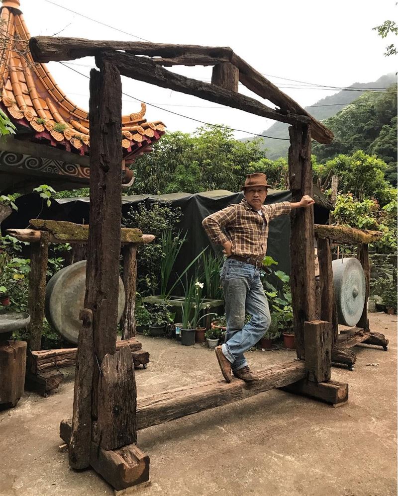 吳宗霖老師與作品合影。（圖／翻攝自吳宗霖銅鑼銅雕工作室粉絲專頁）