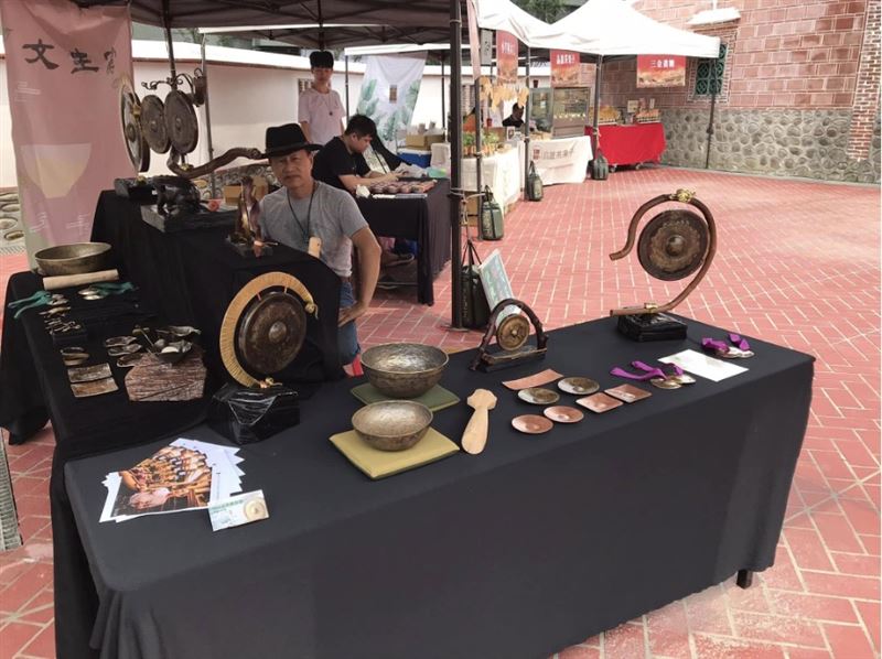 吳宗霖老師與作品合影。（圖／翻攝自吳宗霖銅鑼銅雕工作室粉絲專頁）