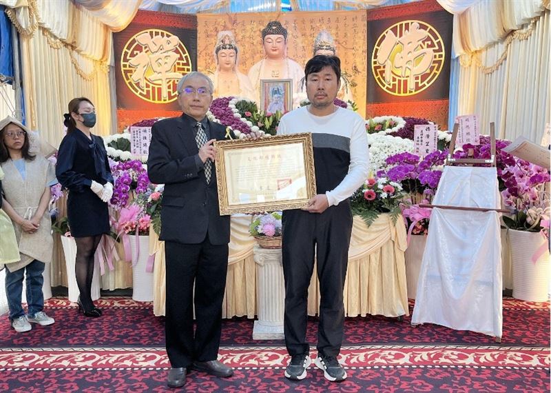 文化部文化資產局長陳濟民（左）代表頒贈文化部旌揚狀。（圖／翻攝自文化部官網）