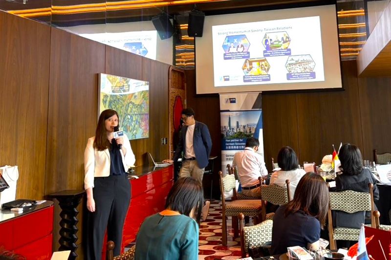 台德首季經貿噴發，台灣對德出口增28.3%，電子零組件更飆增71.2%。除半導體ESMC將於2027年投產外，無人機與衛星也成合作焦點。德企強調台灣地位不可取代，投資熱度持續升溫。（圖／德經處提供）