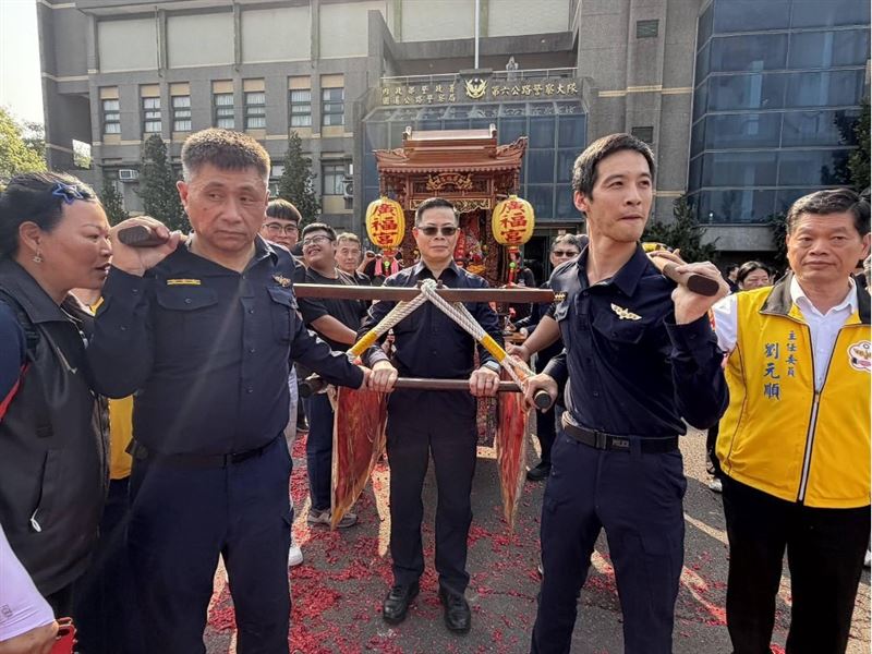 雲林西螺廣福宮「老大媽」遶境隊伍前往警察局。（圖／翻攝自西螺廣福宮老大媽粉絲專頁）