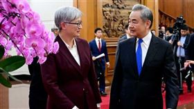 澳洲外交部長黃英賢、中國外交部長王毅。（圖／翻攝自微博）