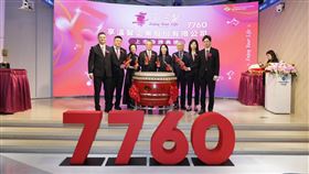 享溫馨董事長李東和（左4）、總經理李奇霖（左2）率領經營團隊風光掛牌。（圖／享溫馨）