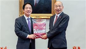 賴清德總統今（23）日致贈立法院長韓國瑜總統府特製版的「TEAM TAIWAN」棗紅色帽T。（圖／總統府提供）