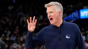 根據消息來源指出，金州勇士總教練柯爾（Steve Kerr）與老闆萊科布（Joe Lacob）及總經理鄧利維（Mike Dunleavy）進行了兩小時的深度會談。（圖／美聯社／達志影像）