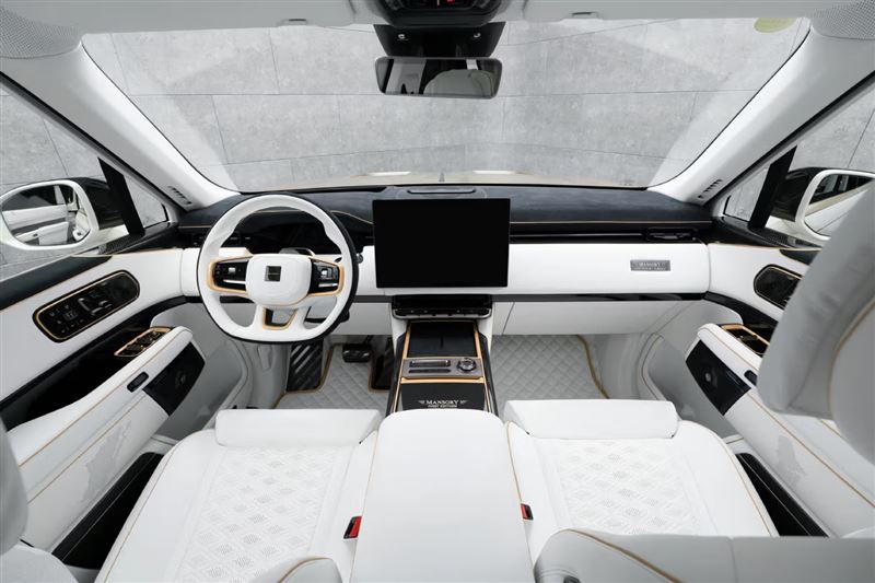 採用白色真皮搭配黑色Alcantara麂皮材質，加入金色飾條點綴，豪華感直接爆棚。（圖／翻攝Mansory網站）