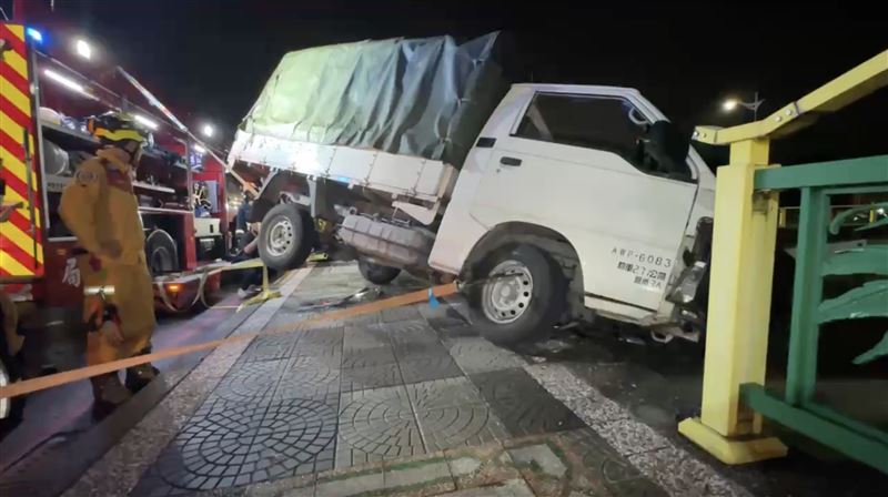 小貨車瞬間衝破護欄，造成一半的車頭懸空、搖搖欲墜。（圖／翻攝畫面）