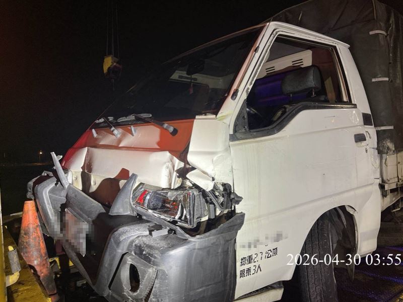 蕭男酒後駕駛小貨車自撞護欄。（圖／翻攝畫面）