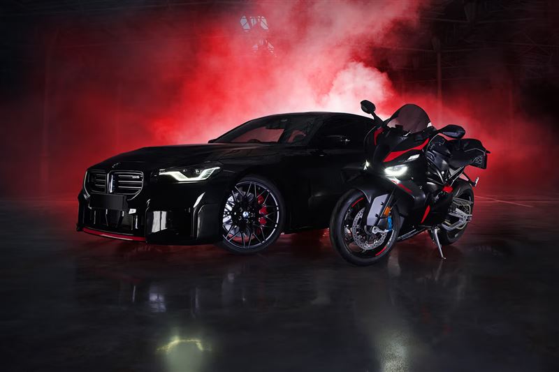 套裝含全新 BMW M2 Coup&eacute; RR Edition，以及S 1000 RR M2 Edition和M 1000 RR M2 Edition特仕版。（圖／翻攝BMW網站）