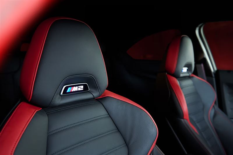 車內則延續黑紅賽道風格。（圖／翻攝BMW網站）