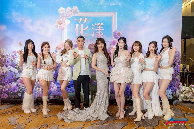 蔡沁瑜（中）是業界罕見「三棲」才女，TSNA總經理林尚賢（左四）親邀約合作&nbsp;。（圖／想想時間有限公司提供）